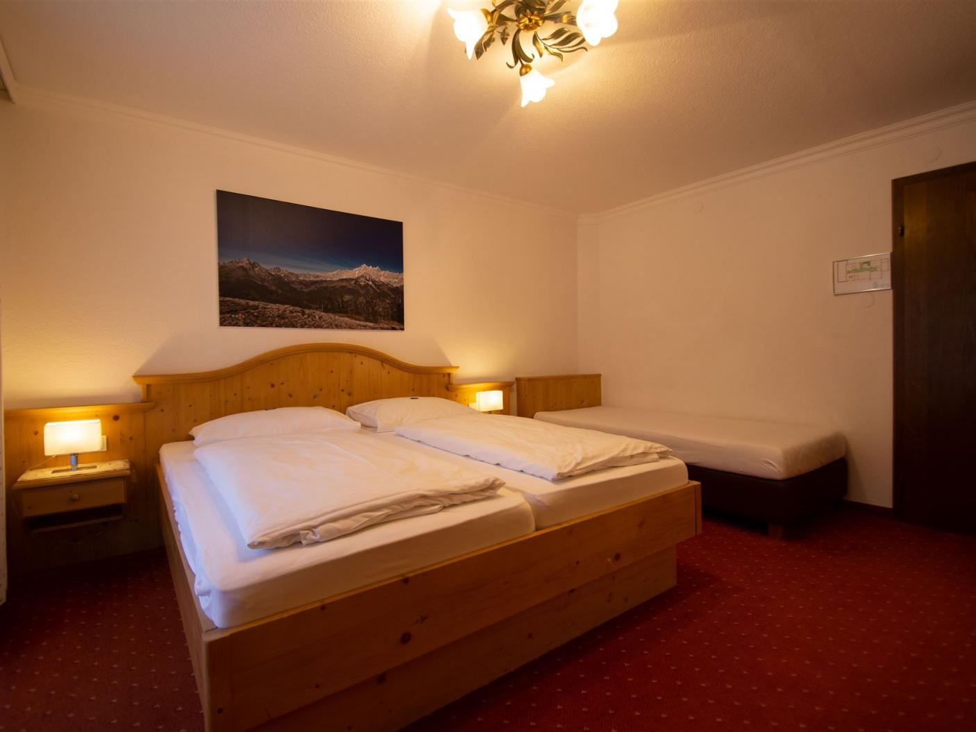 Doppelbett des Dreibettzimmers Essl in Filzmoos mit hochwertiger Bettwäsche